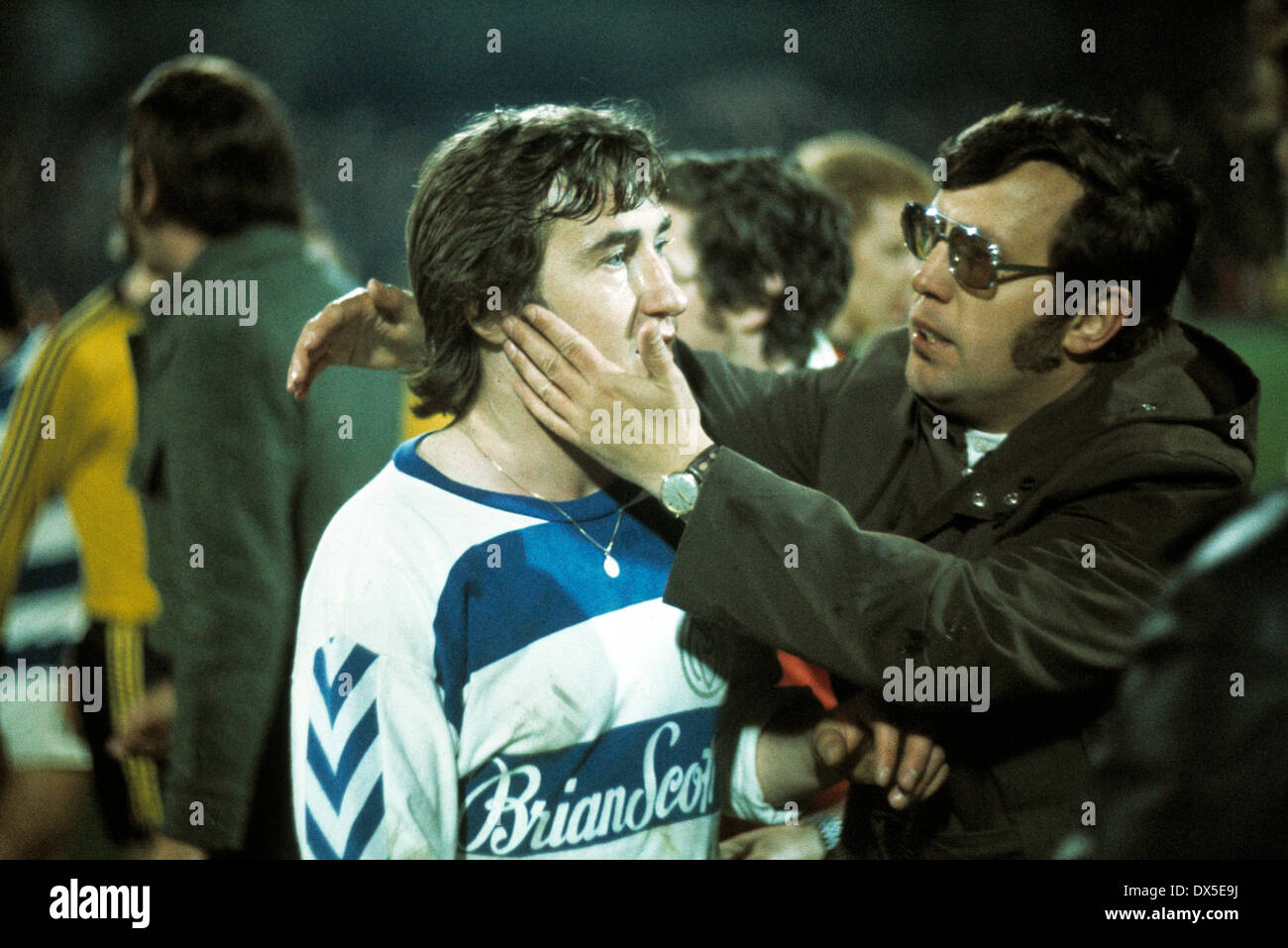 Calcio, DFB Cup, 1974/1975, semifinale, Wedaustadion, MSV Duisburg contro il Borussia Dortmund 2:1 A.E.T., congratulazioni a Michael Bella (MSV) dopo la fine del gioco Foto Stock