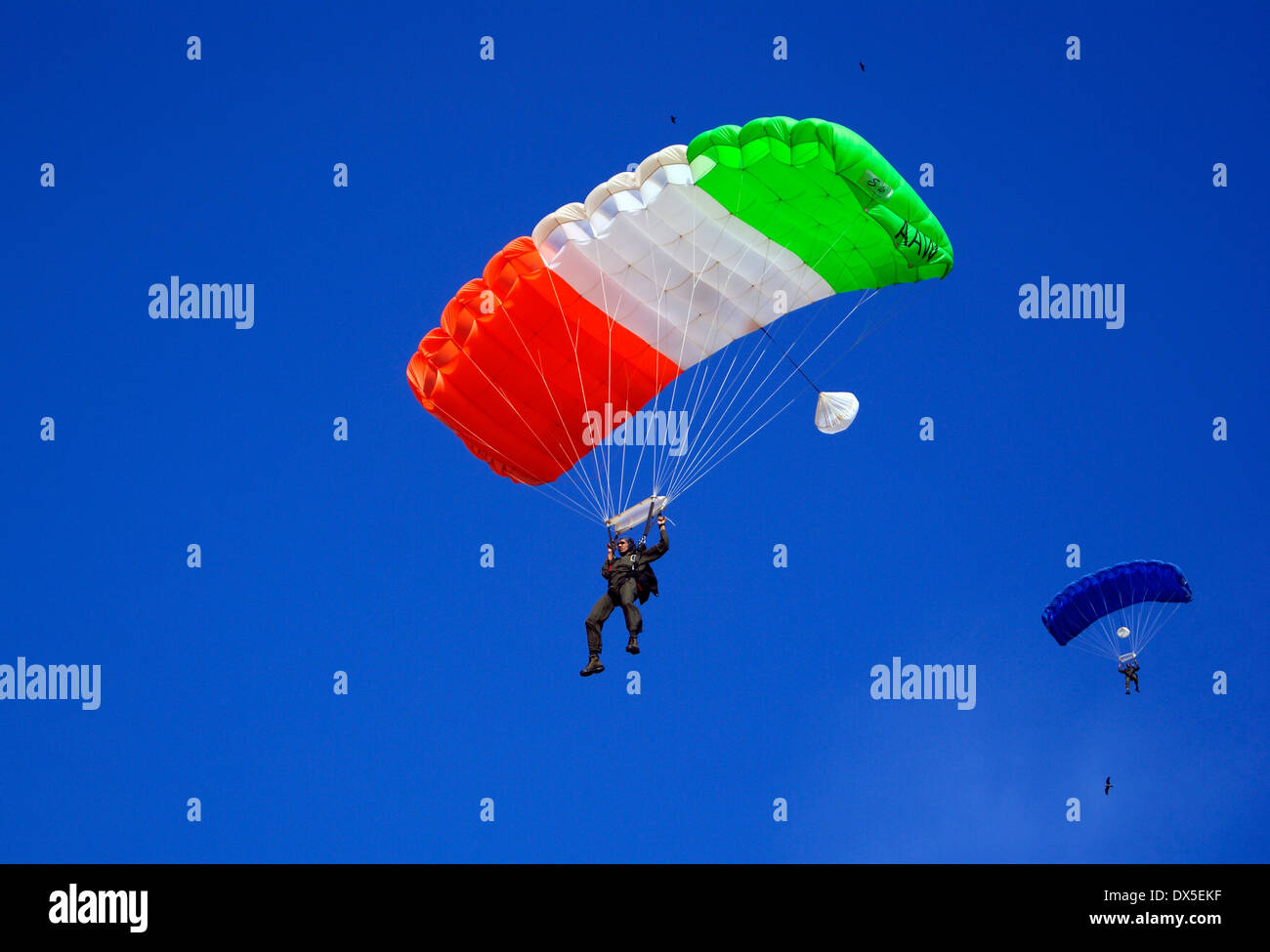 India esercito di soldati paracadutista paracadutismo sul paracadute indiana di bandiera tricolore Foto Stock