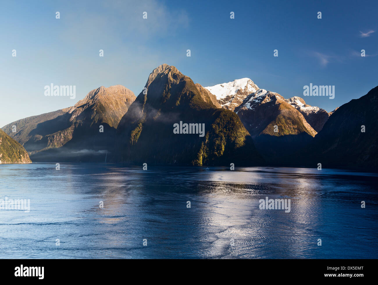 Nuova Zelanda - Milford Sound nel Parco Nazionale di Fiordland nelle prime ore del mattino Foto Stock