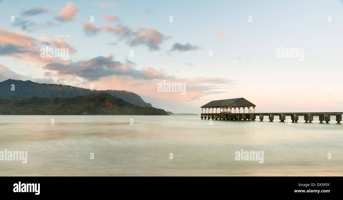 Il molo di Hanalei, Isola di Kauai, Hawaii, Stati Uniti d'America all'alba con il Na Pali montagne sullo sfondo Foto Stock