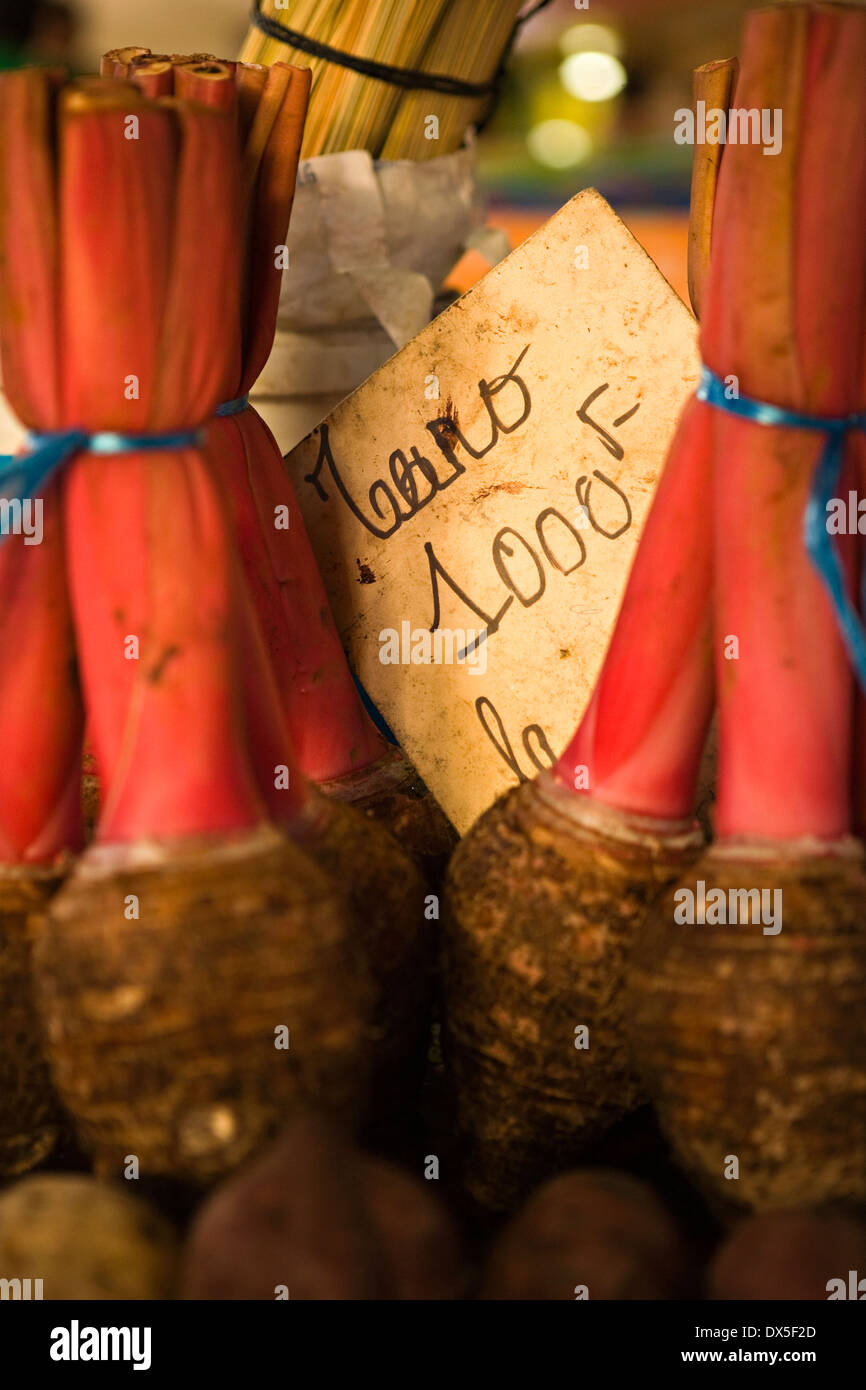 Il tahitiano taro radici per la vendita al mercato con segno, close up Foto Stock