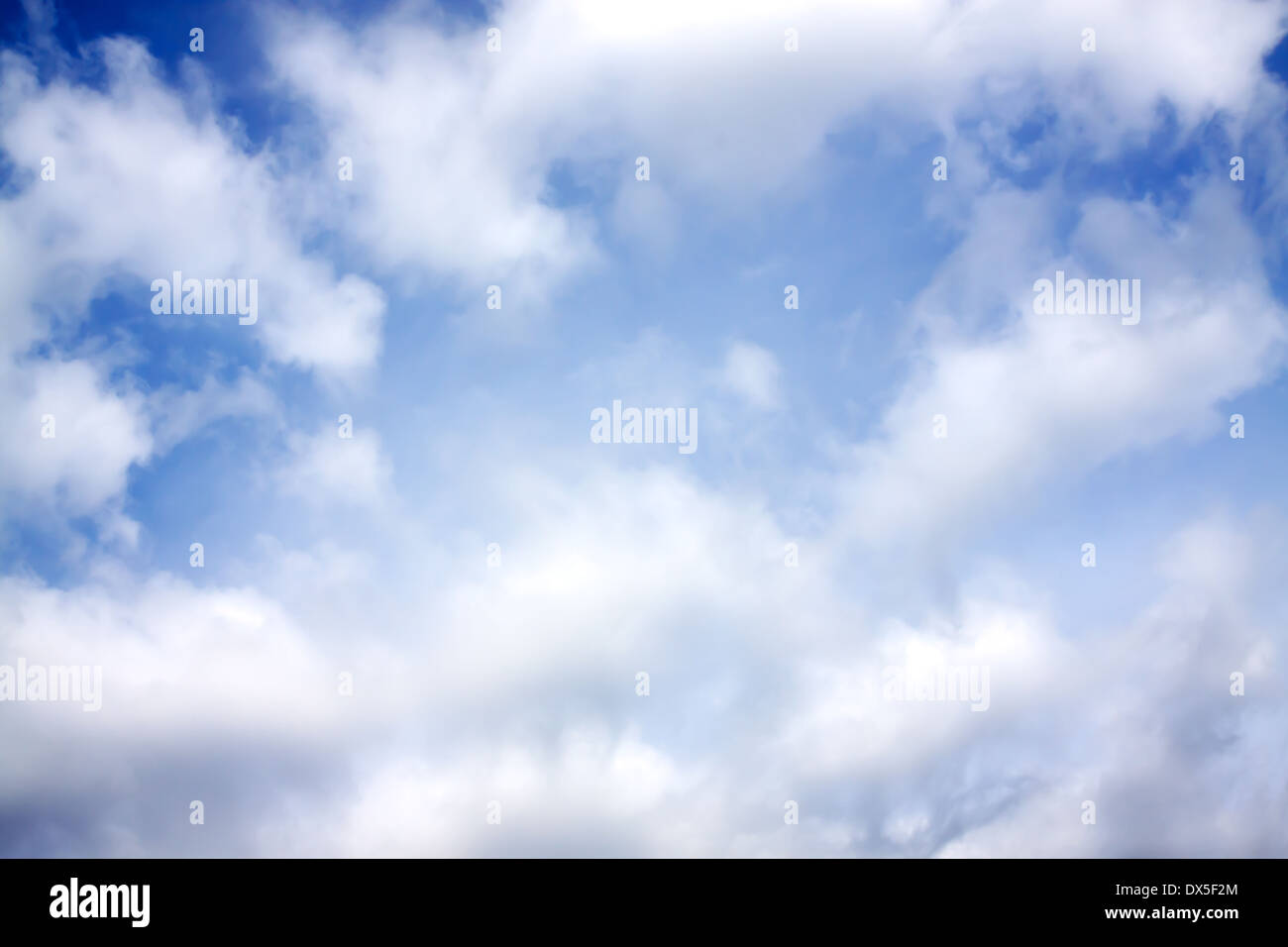 Sfondo astratto dal bianco delle nuvole nel cielo blu Foto Stock