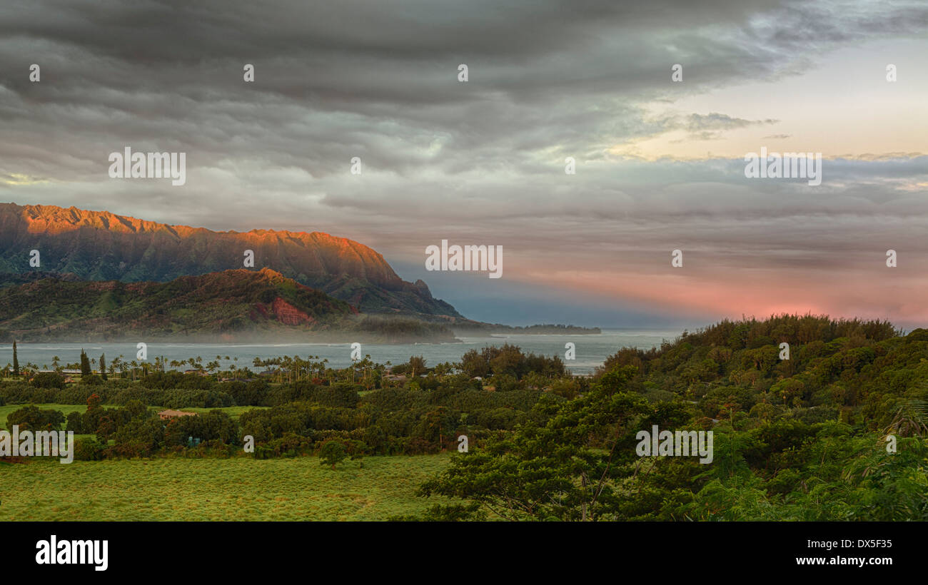 Hanalei Bay, Kauai, Hawaii, Stati Uniti d'America con la Na Pali gamma di montagna all'alba Foto Stock