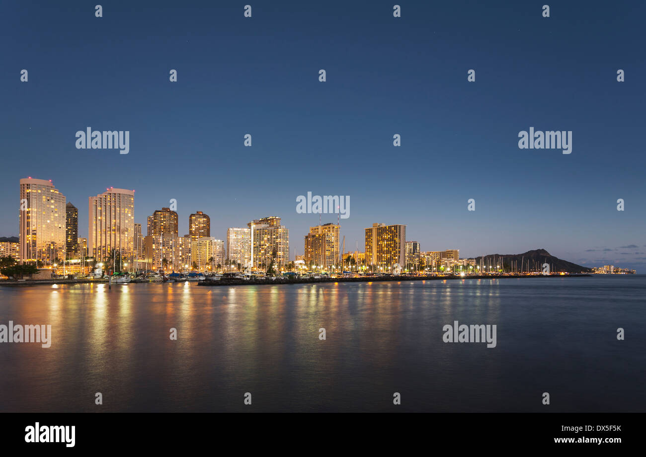Honolulu skyline da Ala Moana Park di notte, Hawaii, STATI UNITI D'AMERICA Foto Stock