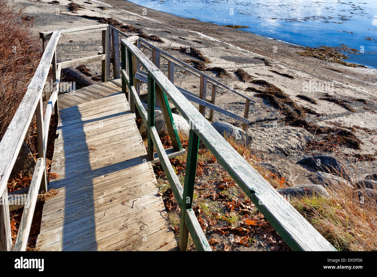 Una lunga passerella con gradini che portano all'oceano in Searsport, Maine. Foto Stock