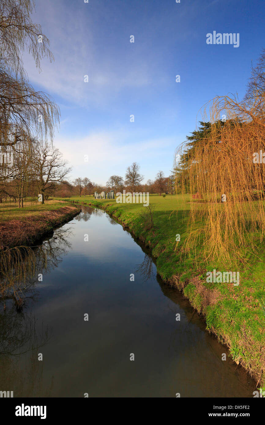 Il fiume Dearne che corre attraverso il Yorkshire Sculpture Park, West Bretton, Wakefield, West Yorkshire, Inghilterra, Regno Unito. Foto Stock