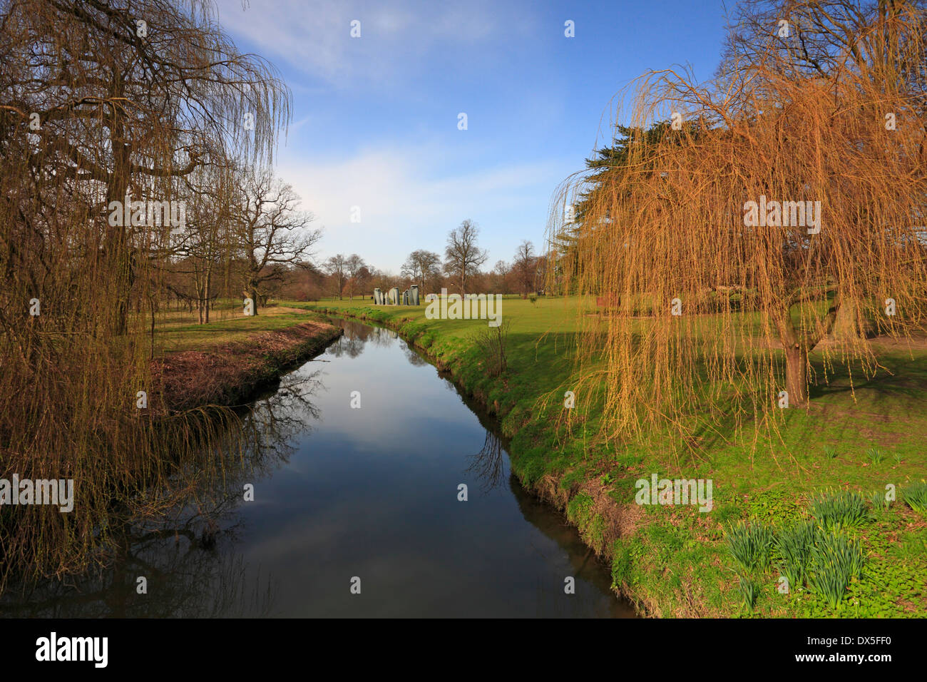 Il fiume Dearne che corre attraverso il Yorkshire Sculpture Park, West Bretton, Wakefield, West Yorkshire, Inghilterra, Regno Unito. Foto Stock