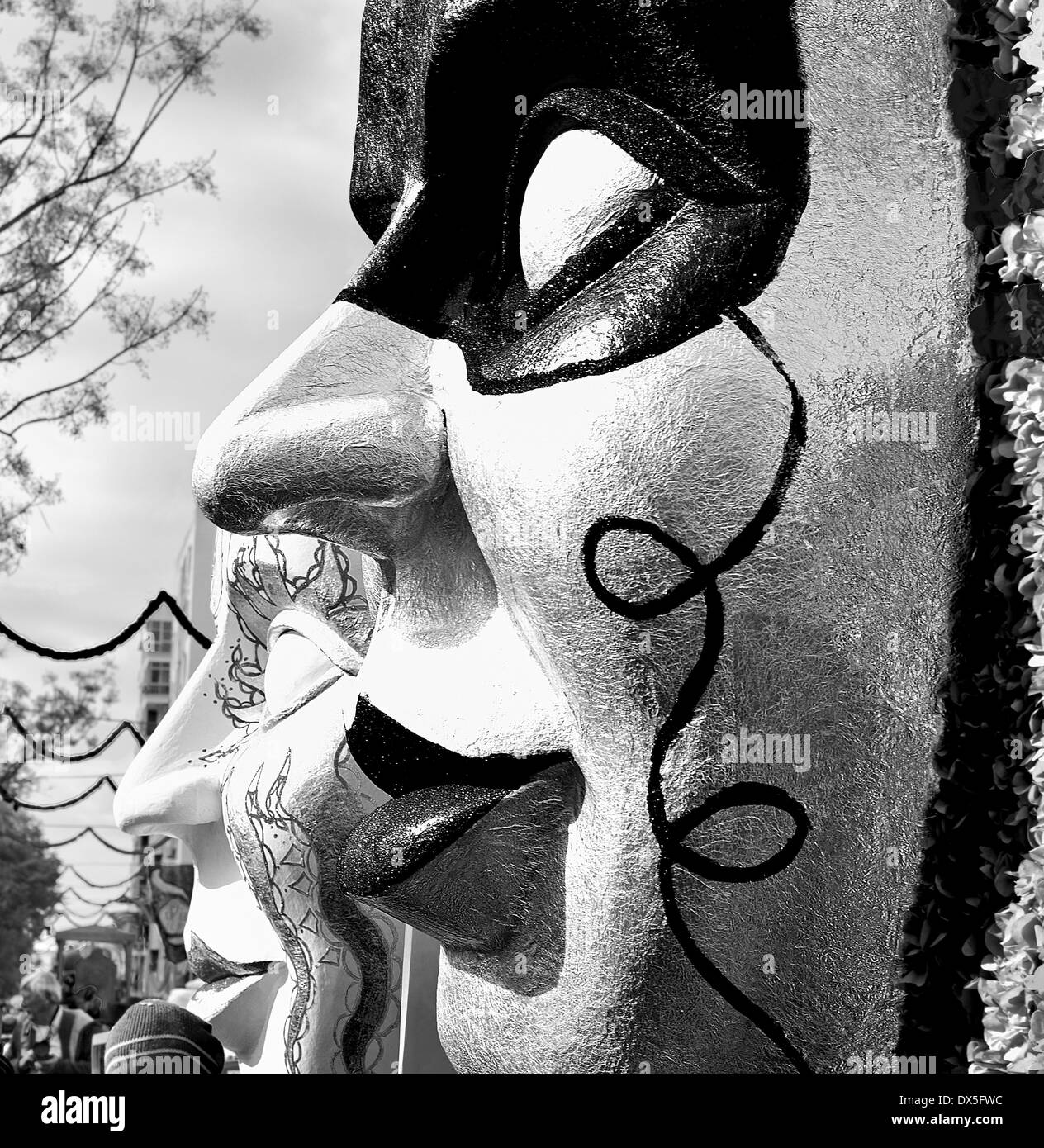 Il Portogallo, Algarve, Loule, Carnevale, celebrazione, parade, turisti, mask maschera gigante, bianco e nero, 04.03.2014 Foto Stock