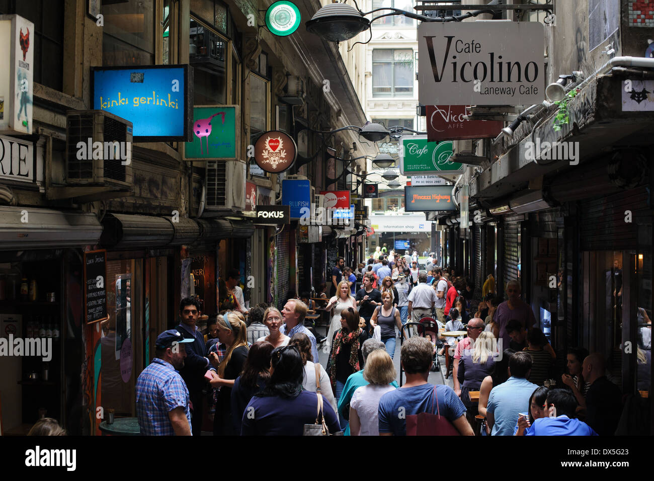 Un trafficato centro posto nella Laneways di Melbourne, Melbourne CBD (Central Business District) Australia Foto Stock