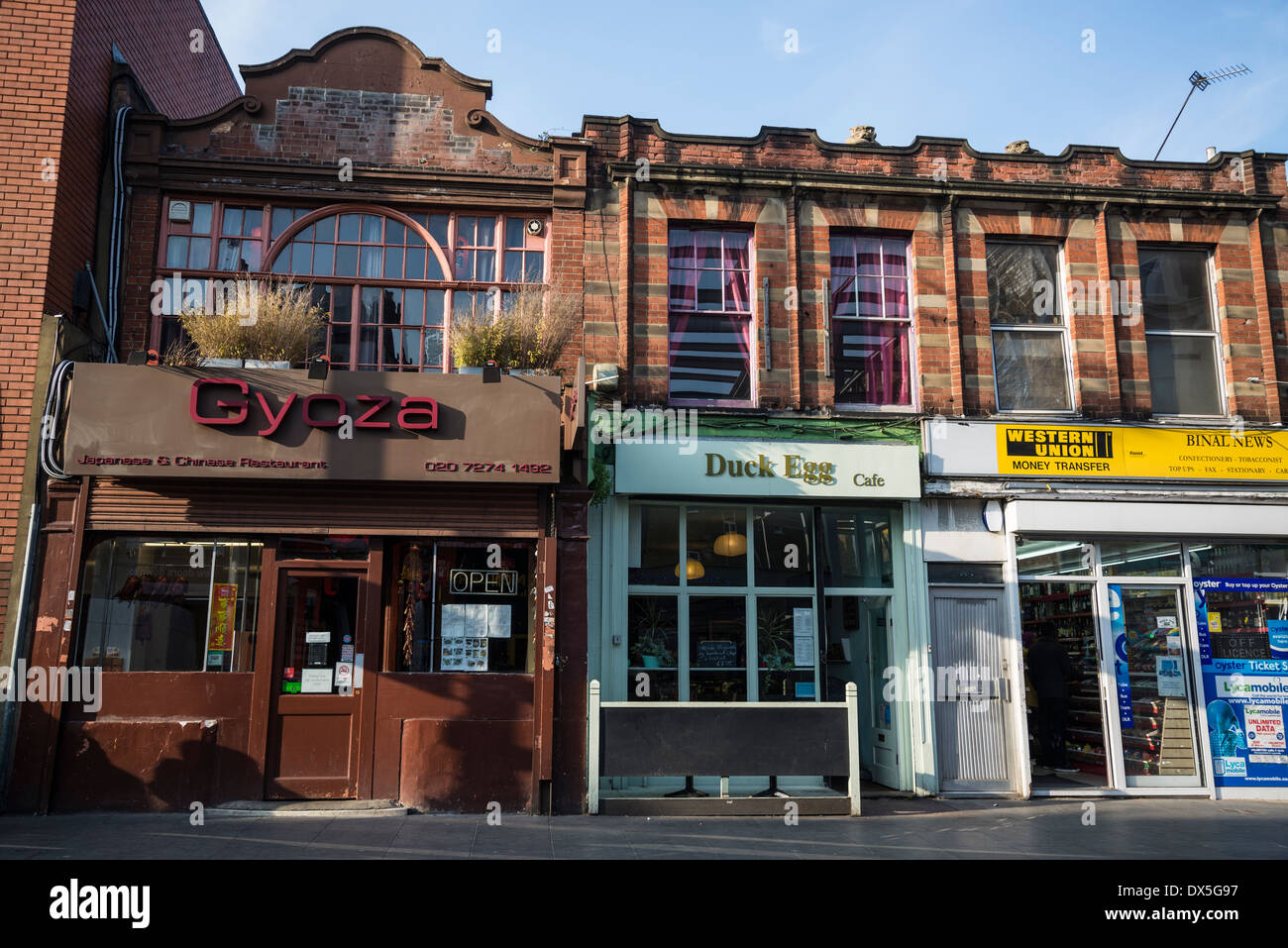Fila di negozi e ristoranti in Coldharbor Lane, Brixton, London, Regno Unito Foto Stock