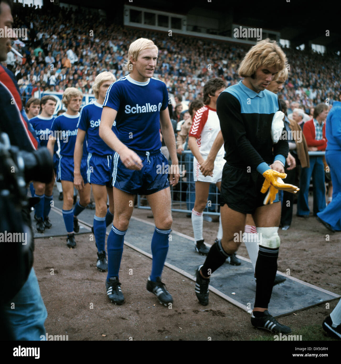 Calcio, Bundesliga, 1975/1976, Georg Melches Stadium, Rot Weiss Essen contro FC Schalke 04 0:0, il rodaggio delle squadre, precedendo la Schalke giocatori keeper Norbert Nigbur (destra) e Rolf Ruessmann Foto Stock