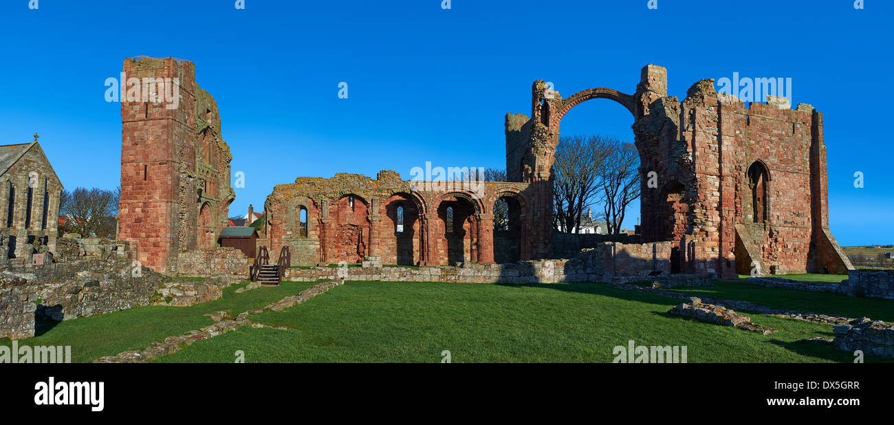 L'anglo-Saxon Abbazia romanica di rovine di Isola Santa, Lindisfarne in Northumbria, Inghilterra Foto Stock