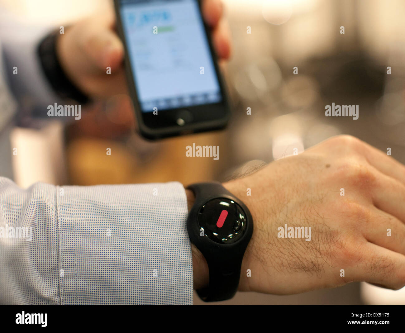 Wearable Technology Show, Olympia, Londra: Fitbug polso salute & monitor delle prestazioni dello smartphone e app Foto Stock