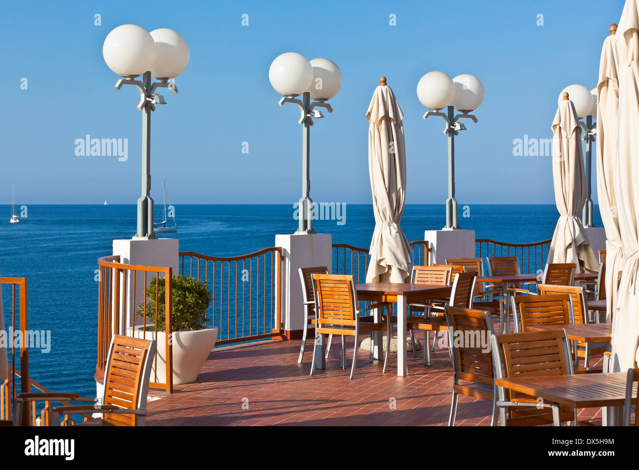 Cafe esterno con vista mare. Inquadratura orizzontale Foto Stock