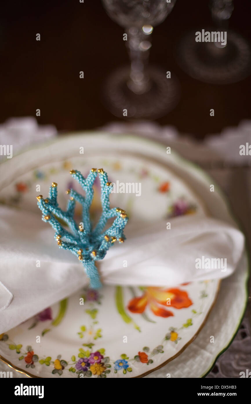 Corallo blu anello assorbente sulla piastra floreali, luogo impostazione, ad alto angolo di visione Foto Stock
