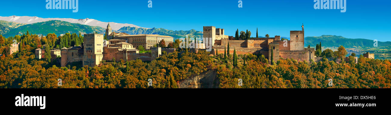 Vista panoramica della Islmaic Moresco Alhambra Palace comples e fortificazioni. Granada, Andalusia, Spagna. Foto Stock