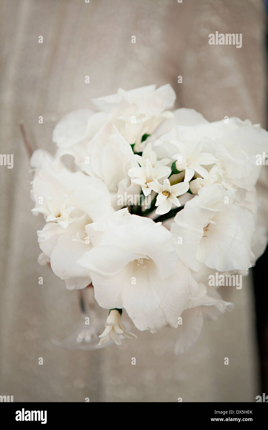 Nuziale bianco bouquet di fiori, vicino ad alto angolo di visione Foto Stock