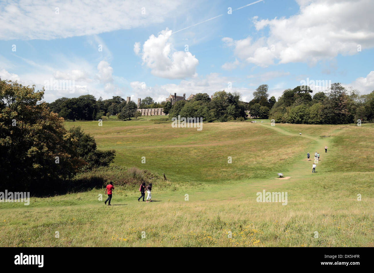 Vista generale oltre la battaglia del campo di battaglia di Hastings, Battle, East Sussex, Regno Unito. (Abbazia di Battle è appena visibile attraverso gli alberi). Foto Stock