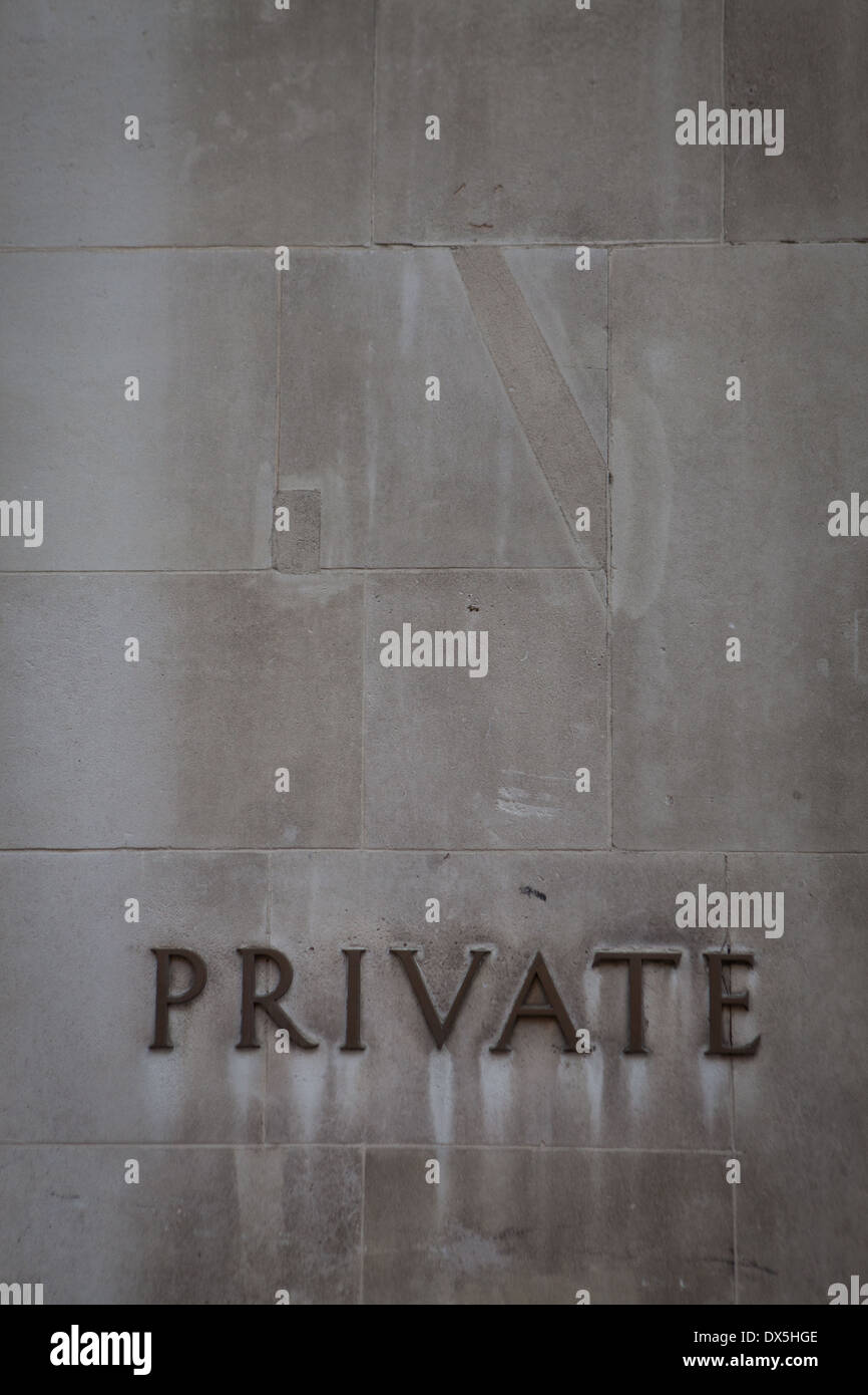 Segno privato scritto su una parete Foto Stock