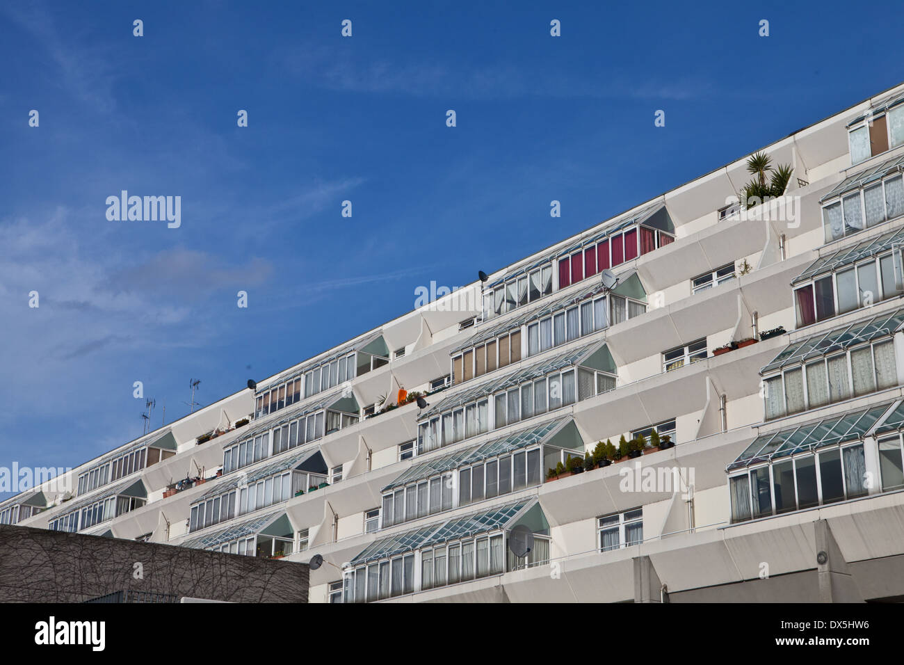 Centro Brunswick appartamenti in Bloomsbury osservato dalla terra con cielo blu sullo sfondo di un angolo Foto Stock