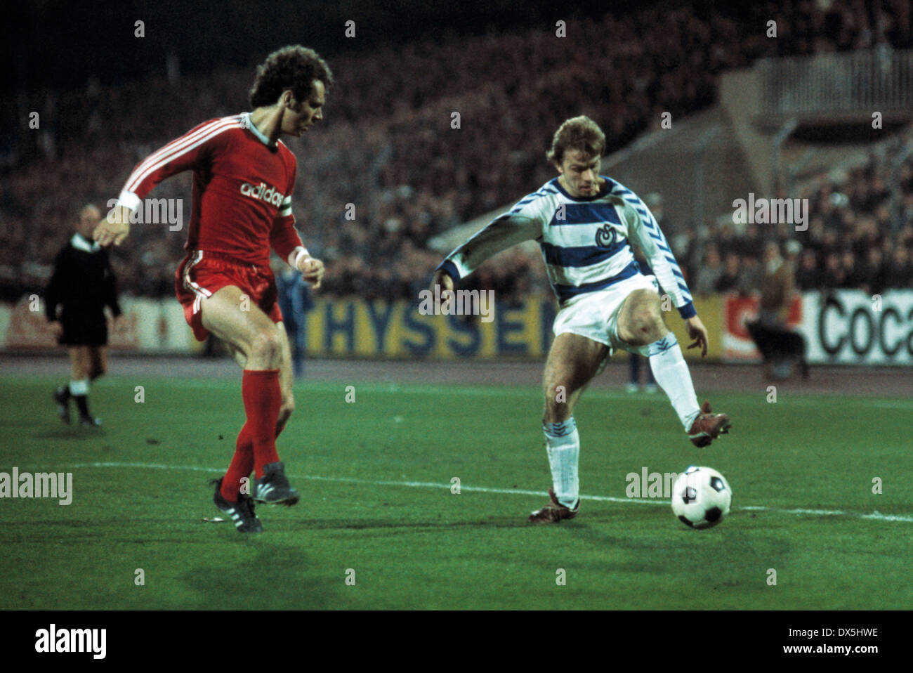 Calcio, Bundesliga, 1975/1976, Wedau Stadium, MSV Duisburg contro FC Bayern Monaco 1:1, scena del match, Franz Beckenbauer (FCB) sinistra e Bernhard Dietz (MSV) Foto Stock