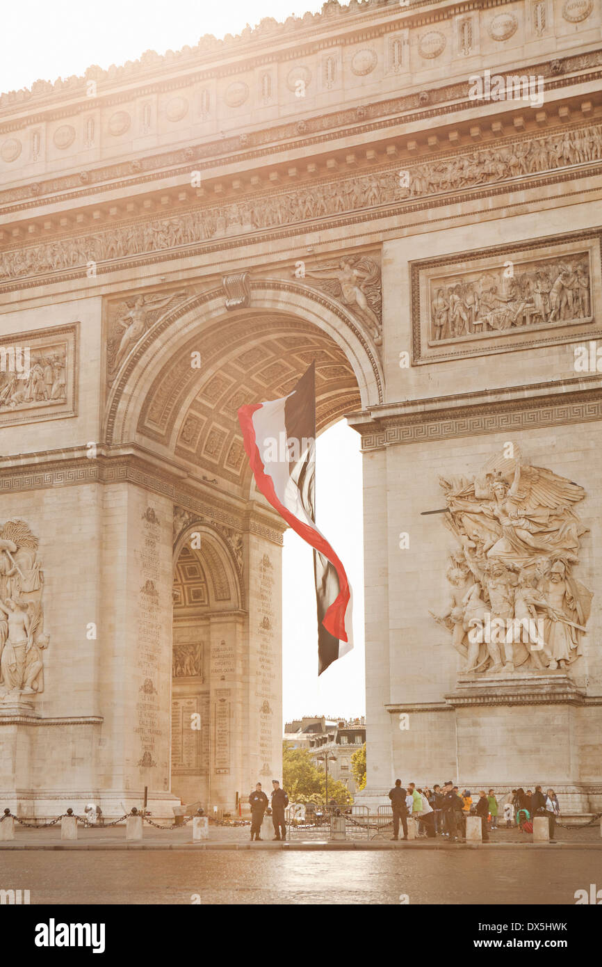 Arc de Triomphe con bandiera francese, Parigi, Francia Foto Stock