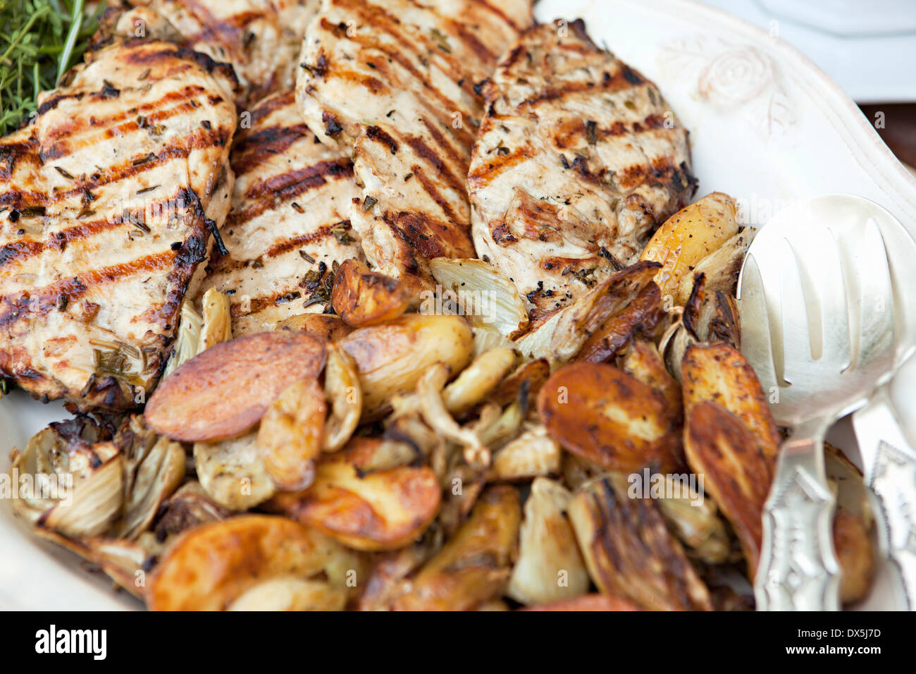 Pollo alla griglia piatto, vicino ad alto angolo di visione Foto Stock