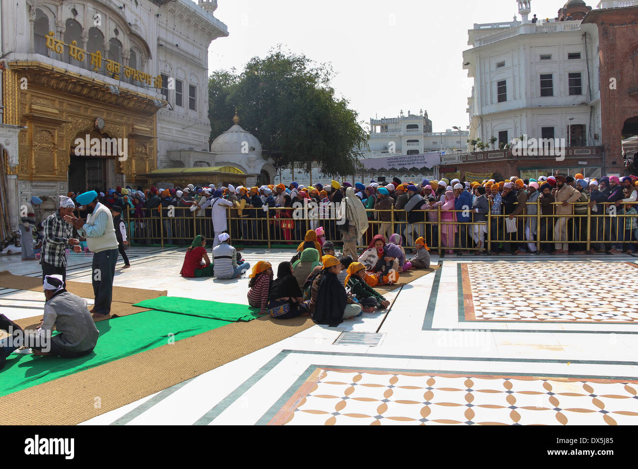 Coda dei devoti con qualche seduta nel Tempio d'oro di Amritsar, essendo una vacanza, rush enorme di devoti alla visita il sito Sikh Foto Stock