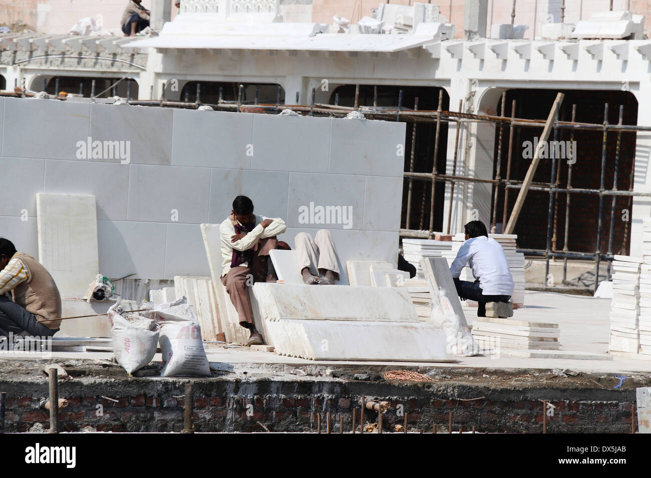 Lavoratori e di lastre di marmo al sito in costruzione all'interno del tempio d'oro di Amritsar. Come ottenere un rapido anche il sonno accade Foto Stock