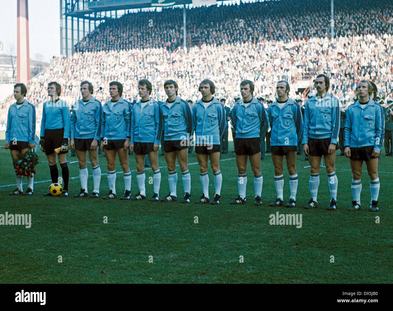 Calcio, campionato europeo, 1976, qualifica, gruppo 8, ritorno, Westfalen Stadium di Dortmund, Germania contro Malta 8:0, team shot Germania, f.l.t.r. Franz Beckenbauer, custode Sepp Maier, Georg Schwarzenbeck, Jupp Heynckes, Herbert Wimmer, Ronald Worm Foto Stock