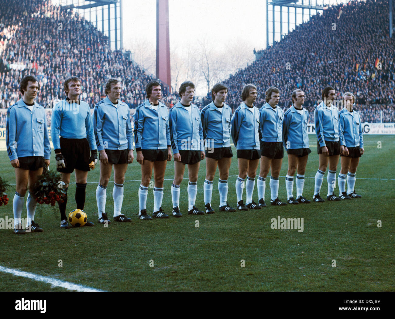 Calcio, campionato europeo, 1976, qualifica, gruppo 8, ritorno, Westfalen Stadium di Dortmund, Germania contro Malta 8:0, team shot Germania, f.l.t.r. Franz Beckenbauer, custode Sepp Maier, Georg Schwarzenbeck, Jupp Heynckes, Herbert Wimmer, Ronald Worm Foto Stock