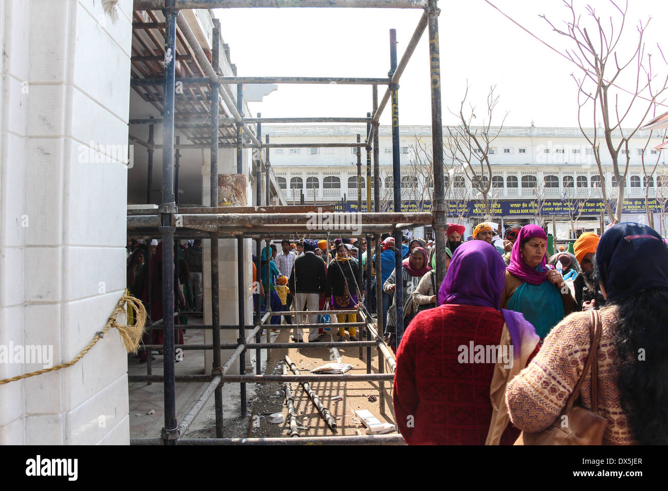 I devoti a camminare al fianco di barre metalliche di supporto nel Tempio d'oro di Amritsar, come parte di uno sforzo di costruzione andando sul davanti Foto Stock