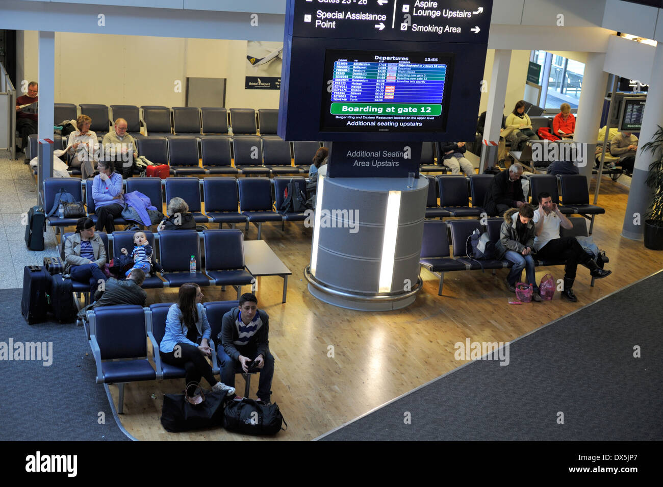 Area di attesa all'interno del terminal aeroportuale con display di volo, Bristol, Regno Unito Foto Stock