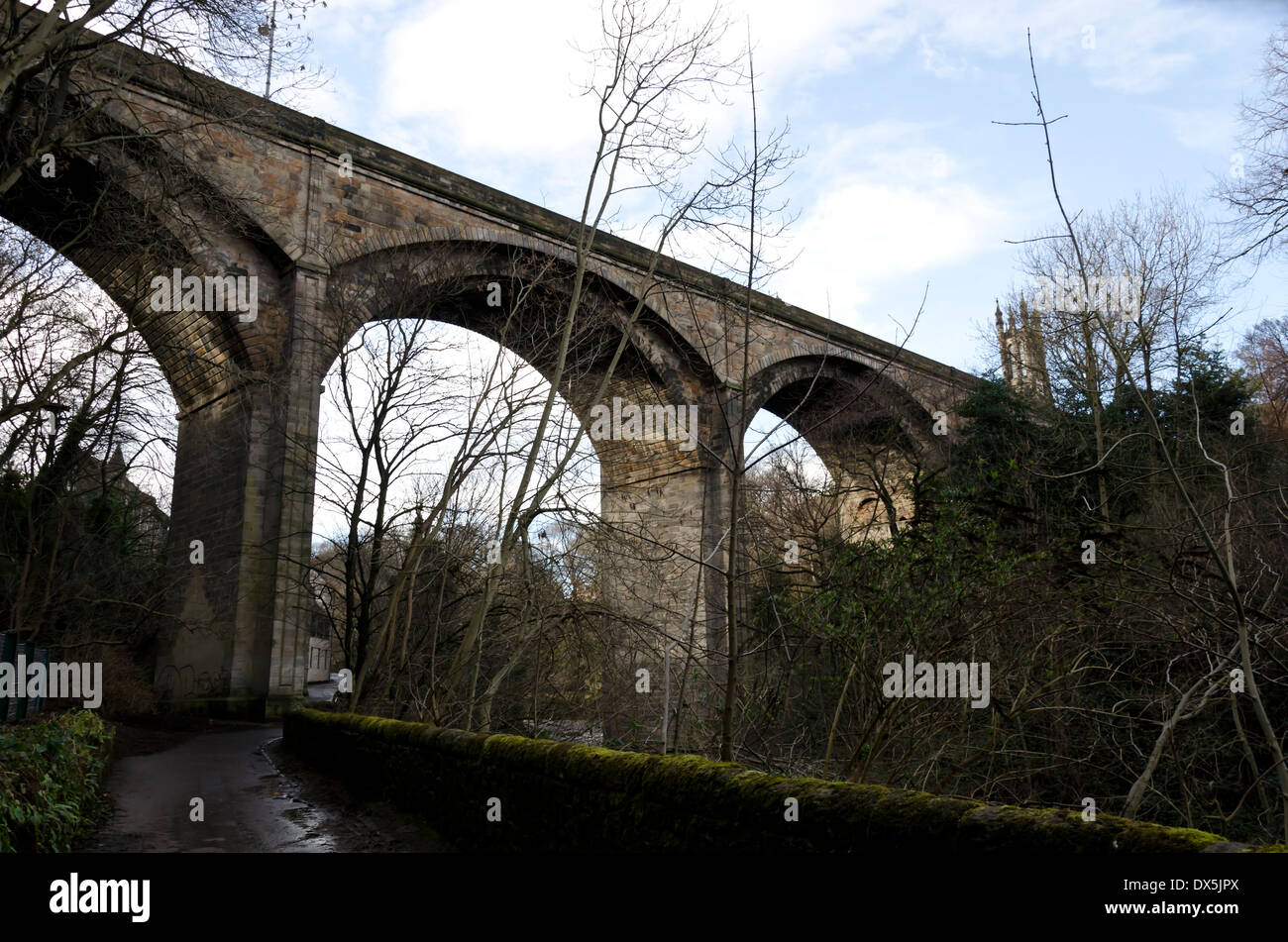 Il Dean Bridge sulle acque del fiume di Leith a Edimburgo, Scozia. Foto Stock