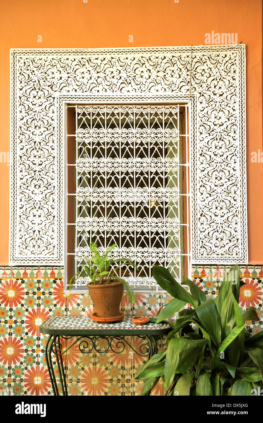 Voglia di lavorare il ferro reticolo sulla finestra, Marrakech, Marocco Foto Stock
