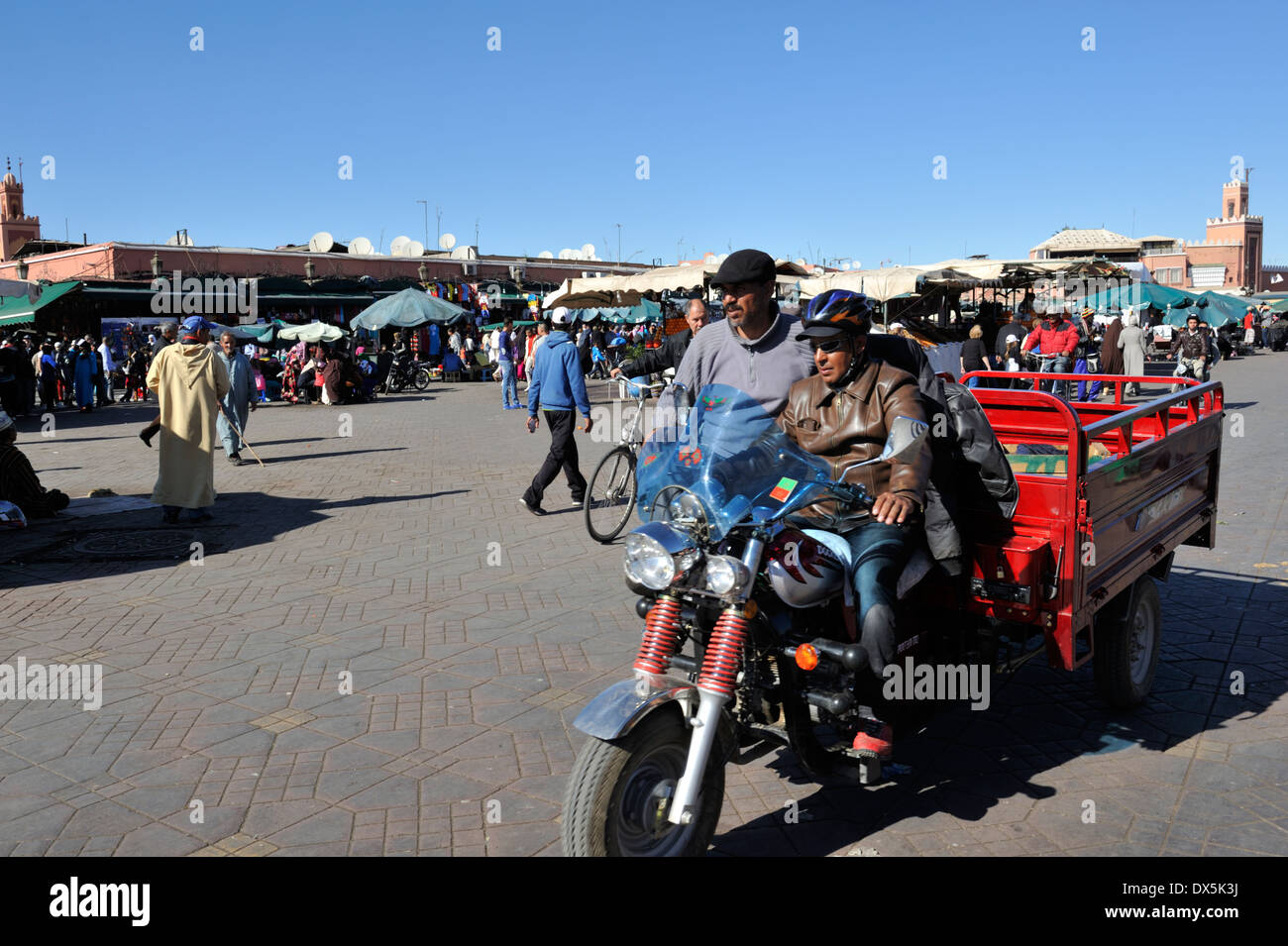 Motociclo consegna nel luogo piazza Jema El Fna a Marrakech, Marocco Foto Stock