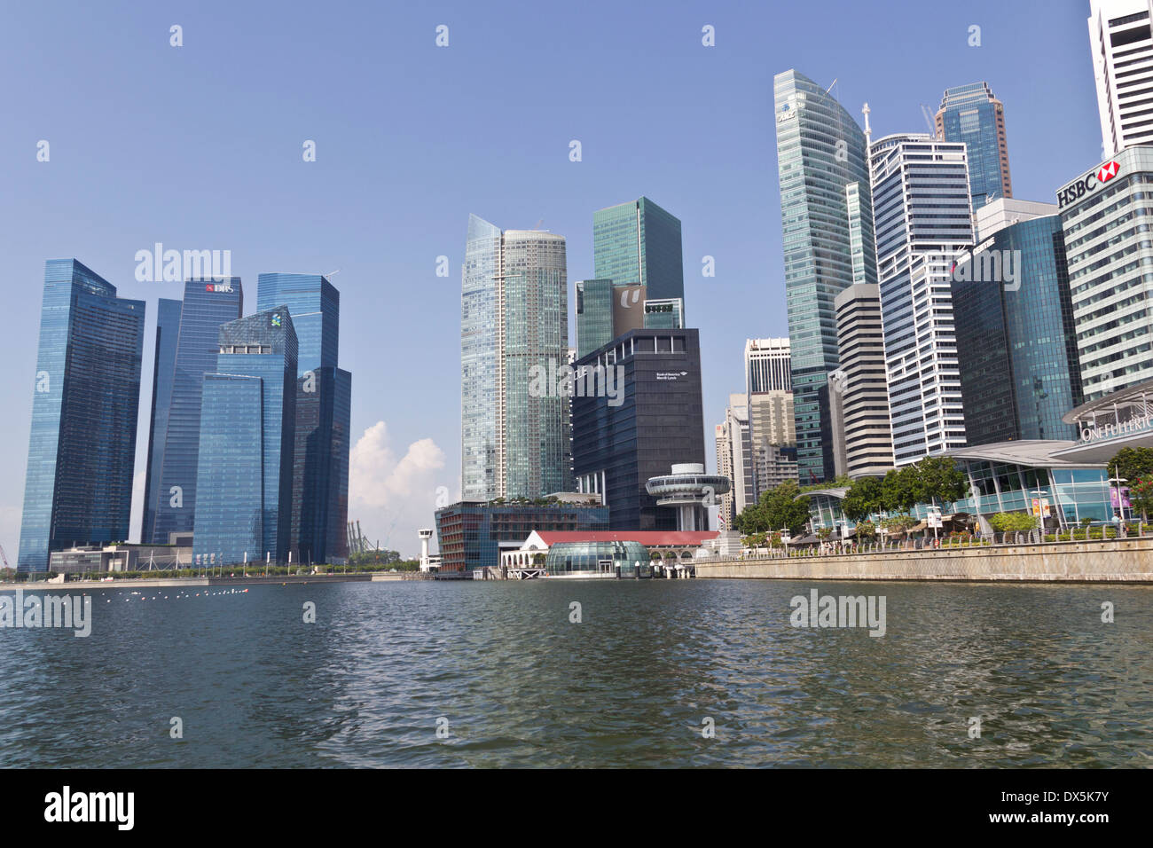 Il quartiere finanziario di Singapore e vista di acqua in Singapore, come ad esempio il DBS e la HSBC Building, altri edifici alti Foto Stock