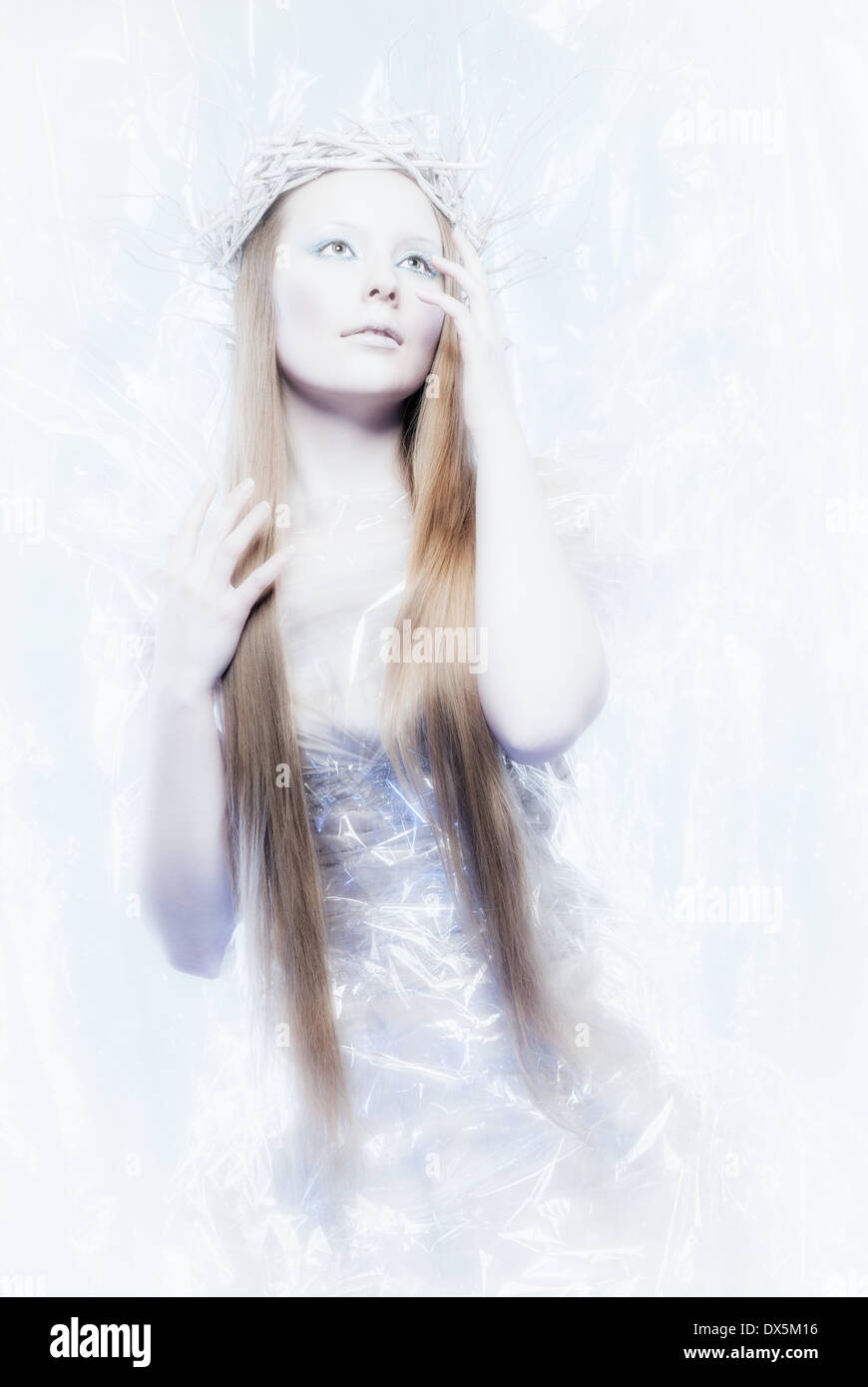 Fantasia di ghiaccio tema queen, giovane donna bella, studio shot Foto Stock