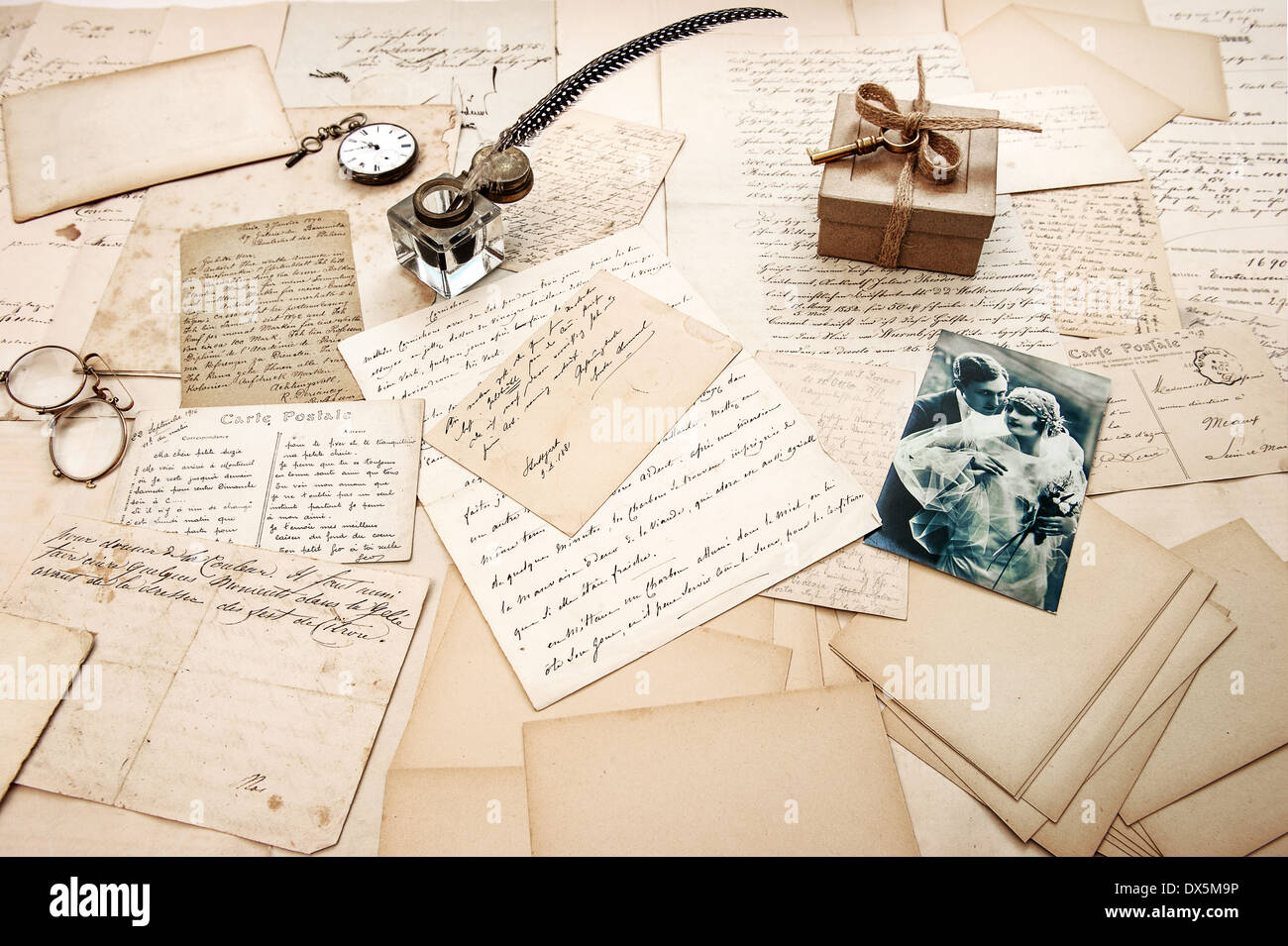 Vecchio lettere, cartoline d'epoca e antichi giù penna. nostalgico sfondo sentimentale con retro foto del giovane Foto Stock