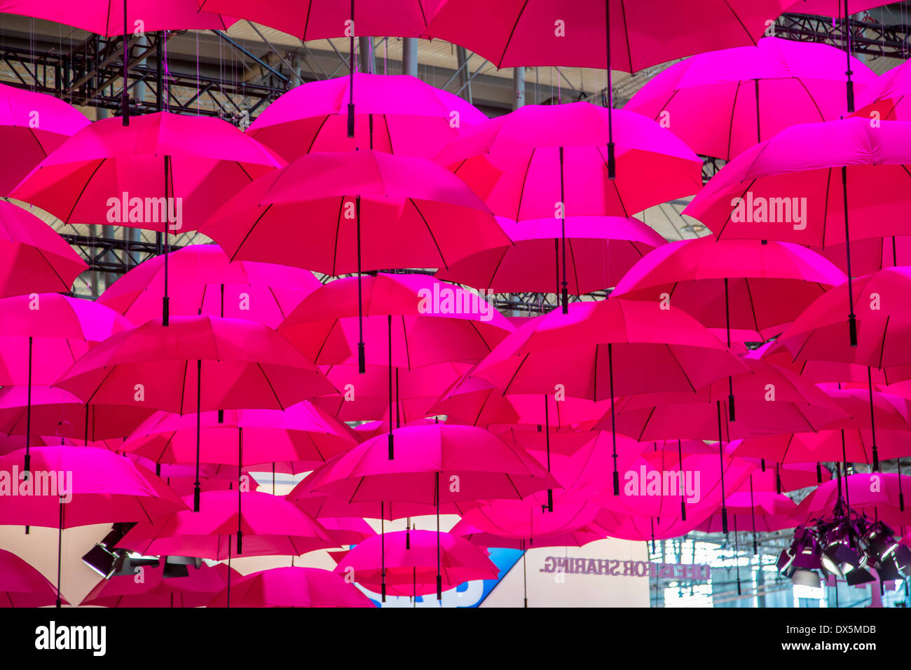 Ombrelli rosa immagini e fotografie stock ad alta risoluzione - Alamy