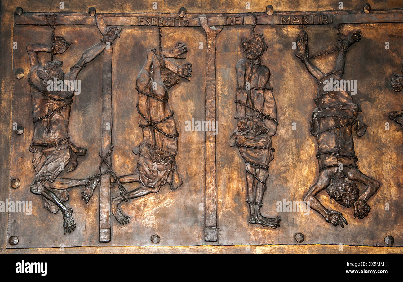 Dettaglio sulla porta di ingresso della Basilica di San Pietro, il Vaticano, Roma, Italia Foto Stock