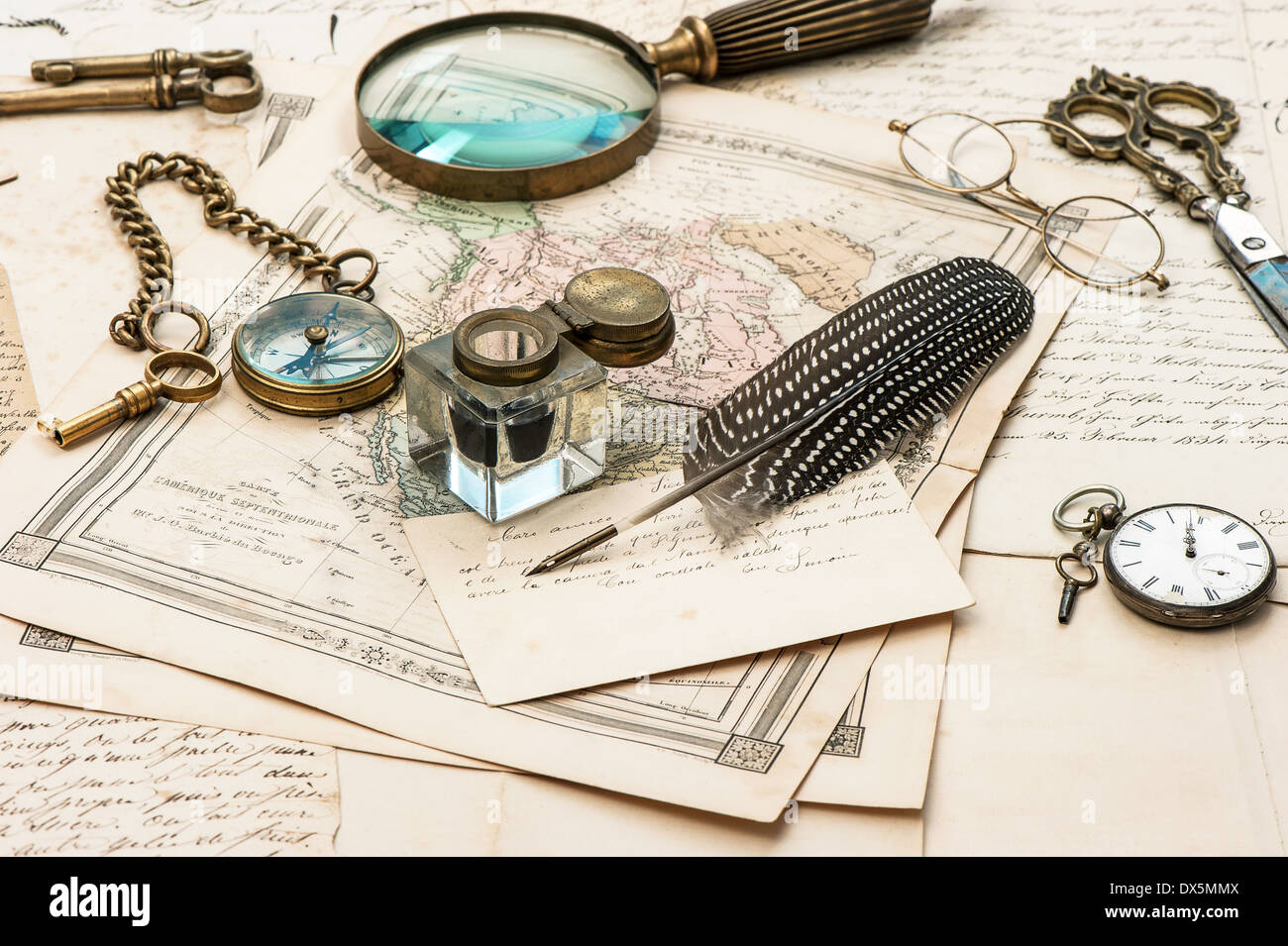 Vecchia lettere e mappe, vintage inchiostro della penna, antichi accessori. nostalgico viaggio sentimentale sfondo figurati. Foto Stock