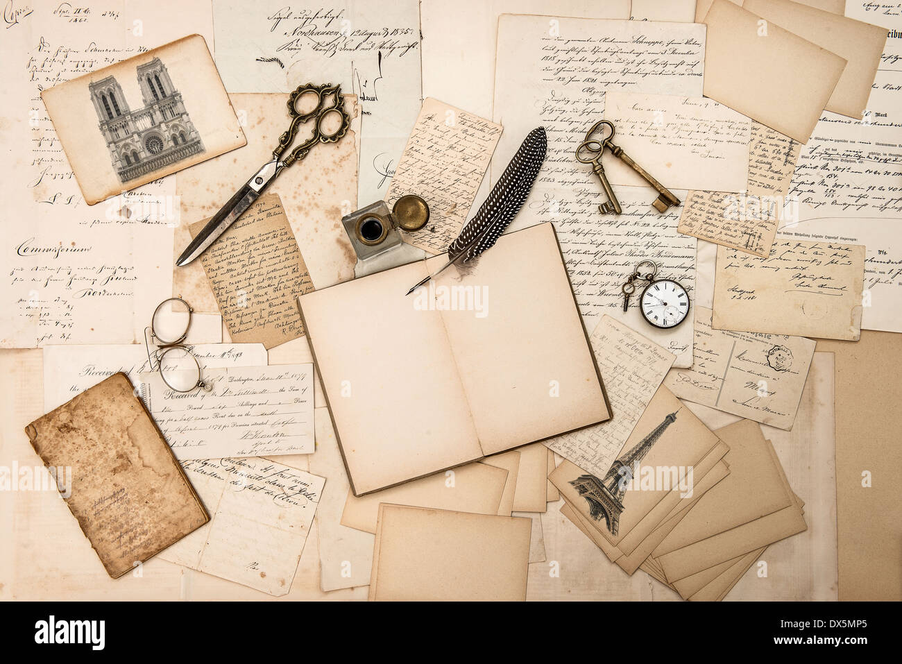 Accessori antichi, Parigi cartoline vecchie lettere e vintage inchiostro della penna. nostalgico sentimentale sullo sfondo della carta Foto Stock