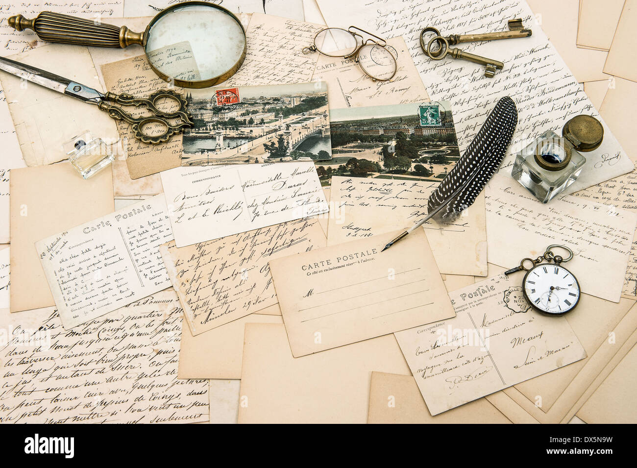 Accessori antichi, vecchie lettere e cartoline, vintage inchiostro della penna. nostalgico sfondo sentimentale. ephemera Foto Stock