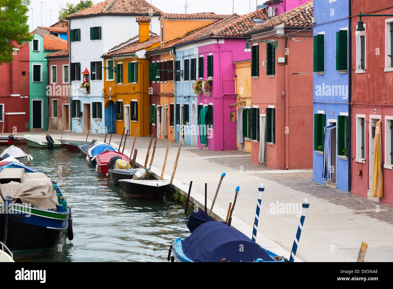 Burano isola conosciuta per vivacemente colorato case e barche sul canale. UNESCO World Heritage Site a nord di Venezia, Italia. Foto Stock