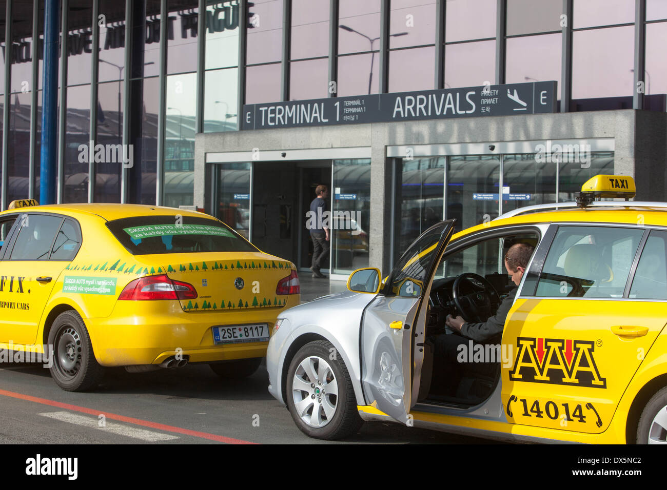 Taxi, cabina, sulle vetture, Aeroporto Ruzyne di Praga, Repubblica Ceca Foto Stock