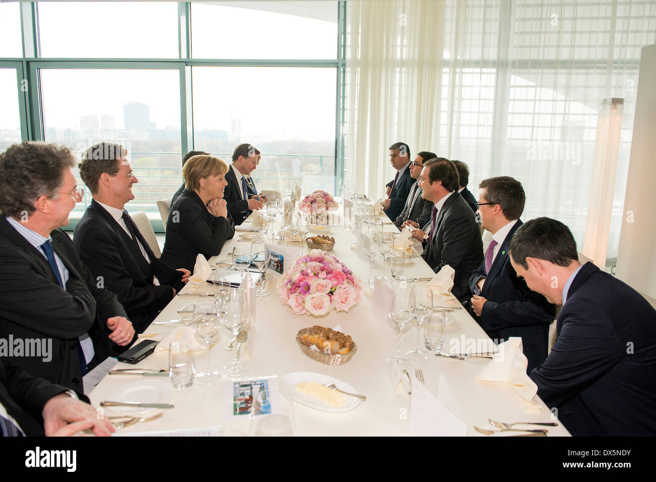 Berlino, Germania. 18 marzo 2014. Il cancelliere tedesco Angela Merkel riceve in Cancelleria federale il primo ministro portoghese Passos Coelho per una riunione bilaterale. Goncalo Silva/Alamy Live News Foto Stock