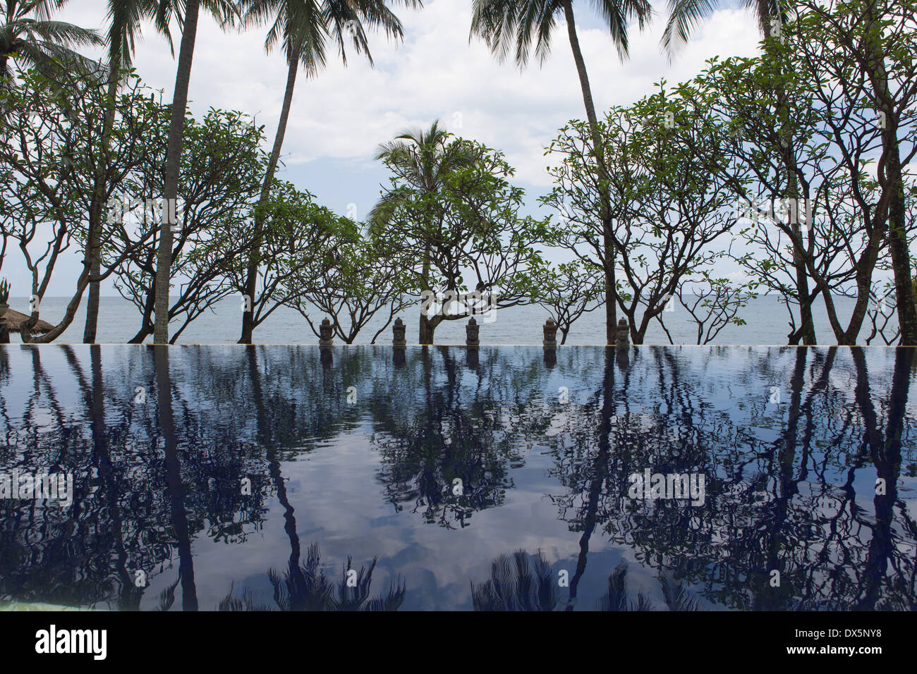 La piscina che si affaccia a nord oltre il mare Foto Stock