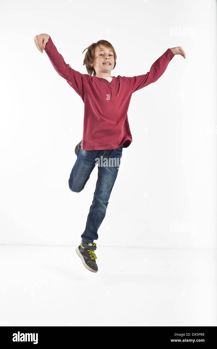 Jumping boy isolato su uno sfondo bianco Foto Stock