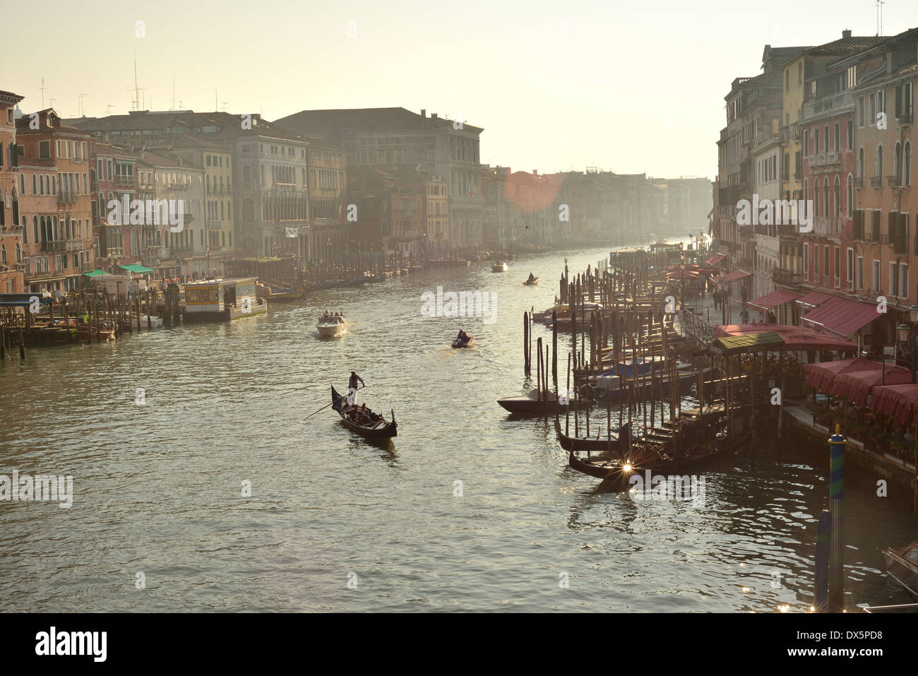 L'Italia, Europa, viaggi Venezia, architettura, barche, il canal grande al tramonto, Unesco Foto Stock
